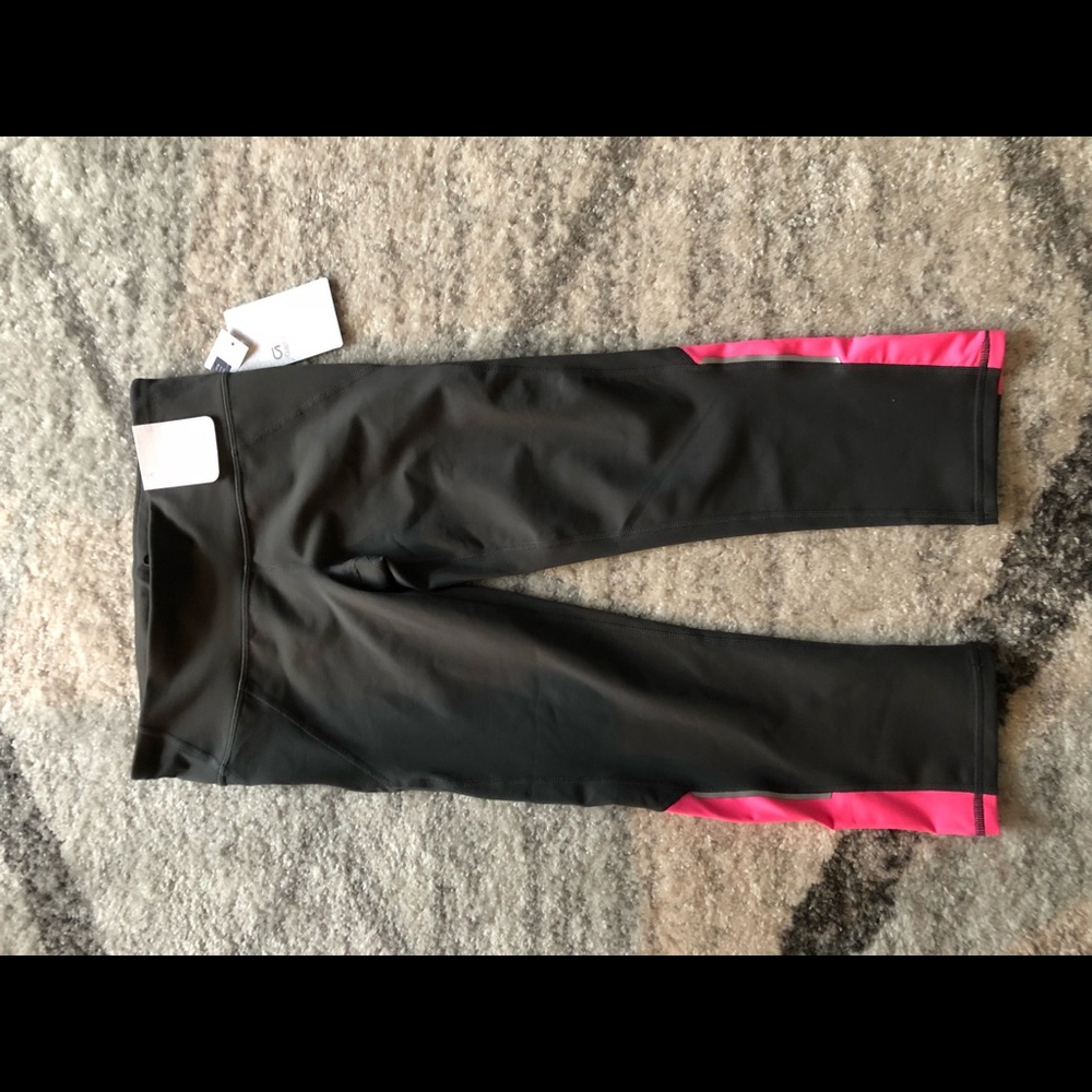 New with tag Gap FIT Capri workout pants sz S